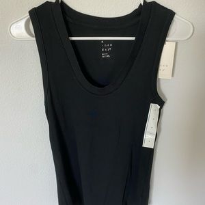 this is a black low v neck tank top!!